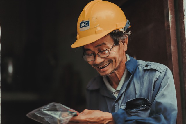 Người thương binh mất 2 chân vẽ móc khóa nhỏ kiếm từng đồng mưu sinh vẫn lạc quan với đời - Ảnh 2.