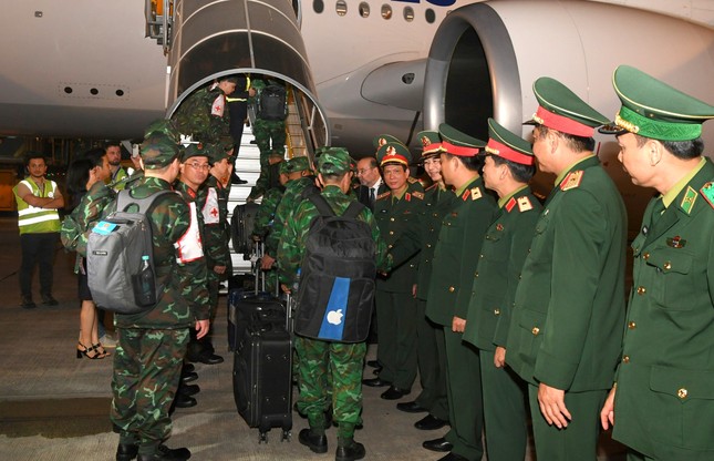 Xúc động hình ảnh người lính Việt Nam tạm biệt đất nước lên đường tới Thổ Nhĩ Kỳ - Ảnh 9.