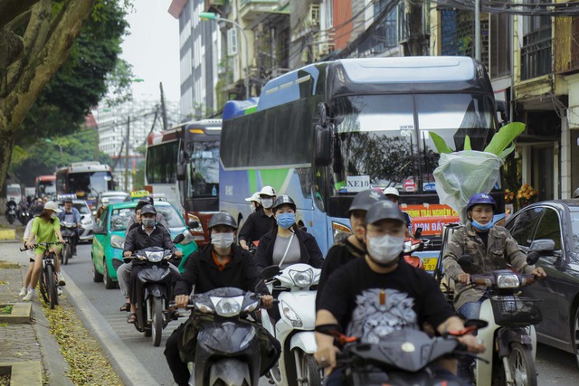 Thuê quần áo và ekip để chụp ảnh tại con đường lá vàng đẹp như cảnh thu Hàn Quốc ở Hà Nội - Ảnh 12.