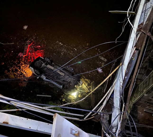 Hiện trường vụ xe bán tải rơi sông Ka Long khiến 2 người chết - Ảnh 7.
