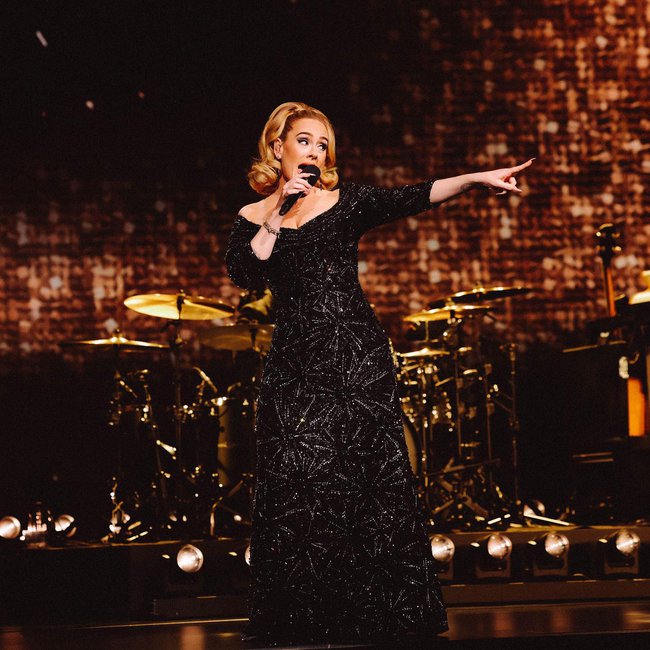 Adele diện váy pháo hoa của NTK Công Trí tại show diễn siêu sang - Ảnh 1.