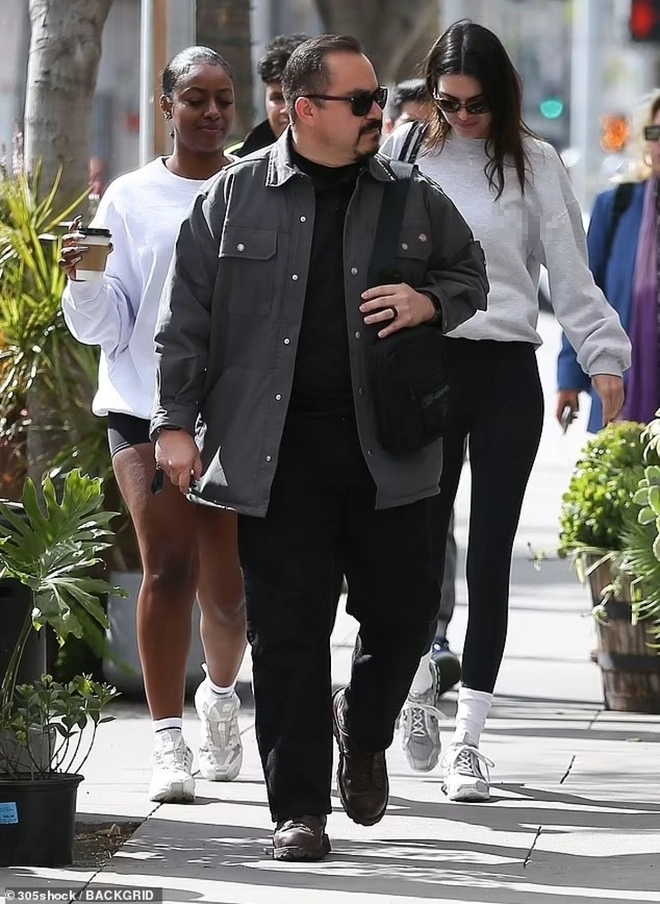 Kendall Jenner diện đồ bó sát khoe vóc dáng khỏe khoắn gợi cảm - Ảnh 2.