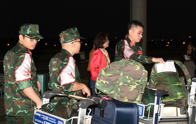 Xúc động hình ảnh người lính Việt Nam tạm biệt đất nước lên đường tới Thổ Nhĩ Kỳ - Ảnh 4.