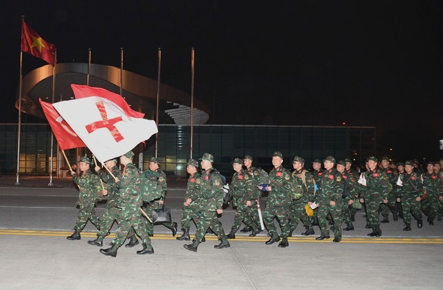 Xúc động hình ảnh người lính Việt Nam tạm biệt đất nước lên đường tới Thổ Nhĩ Kỳ - Ảnh 2.