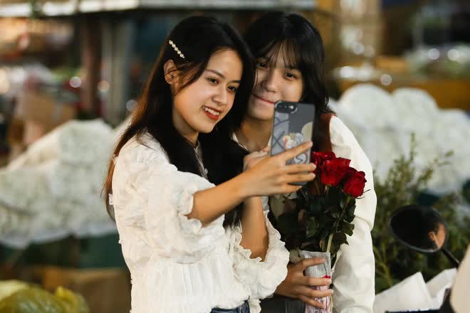 Chợ hoa Quảng An tấp nập khách mua hàng ngày lễ tình nhân 14/2 - Ảnh 10.