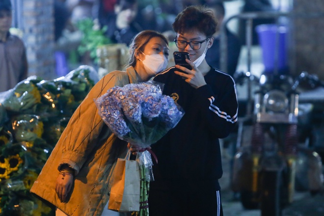 Chợ hoa Quảng An tấp nập khách mua hàng ngày lễ tình nhân 14/2 - Ảnh 9.