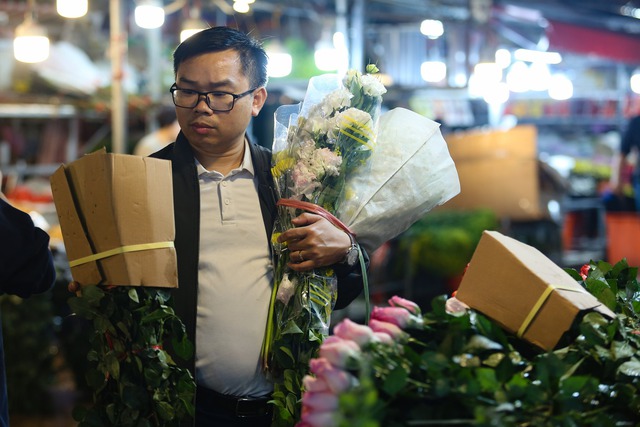 Chợ hoa Quảng An tấp nập khách mua hàng ngày lễ tình nhân 14/2 - Ảnh 7.
