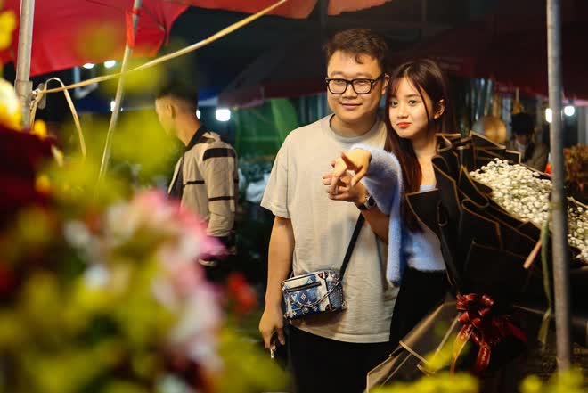 Chợ hoa Quảng An tấp nập khách mua hàng ngày lễ tình nhân 14/2 - Ảnh 6.