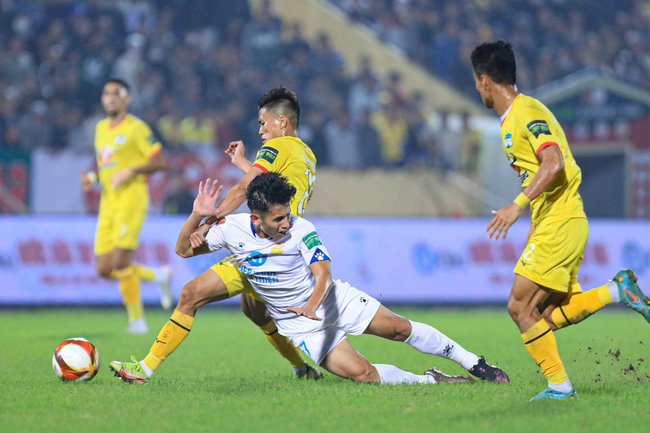 Thoát thua như “chết đi sống lại”, HAGL vẫn đối diện ngập tràn lo lắng ở V.League - Ảnh 1.