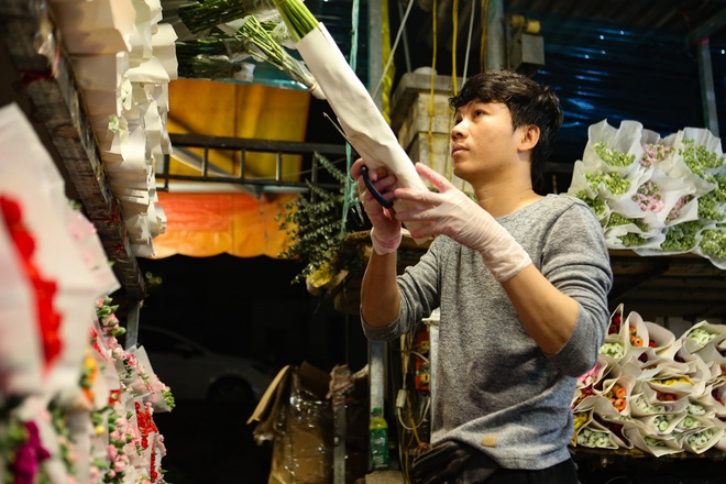 Chợ hoa Quảng An tấp nập khách mua hàng ngày lễ tình nhân 14/2 - Ảnh 4.