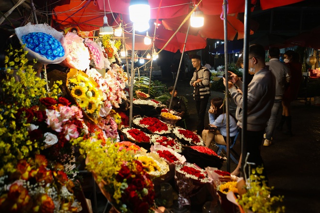 Chợ hoa Quảng An tấp nập khách mua hàng ngày lễ tình nhân 14/2 - Ảnh 3.