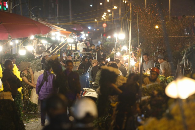Chợ hoa Quảng An tấp nập khách mua hàng ngày lễ tình nhân 14/2 - Ảnh 2.