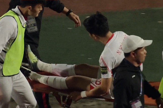 Ho&agrave;ng Đức rời s&acirc;n bằng c&aacute;ng sau pha v&agrave;o b&oacute;ng đ&aacute;ng sợ của đối thủ - Ảnh 2.