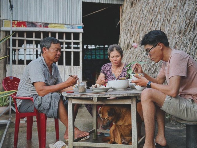 Đăng tải bộ ảnh gia đình cùng làm bánh canh bột xắt miền Tây, anh chàng khiến nhiều người phát thèm mùi vị quê hương - Ảnh 2.