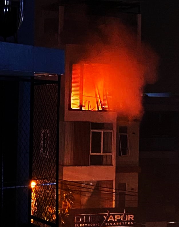 Cứu 2 người mắc kẹt trên tầng 5 ngôi nhà bị cháy đêm valentine - Ảnh 1.