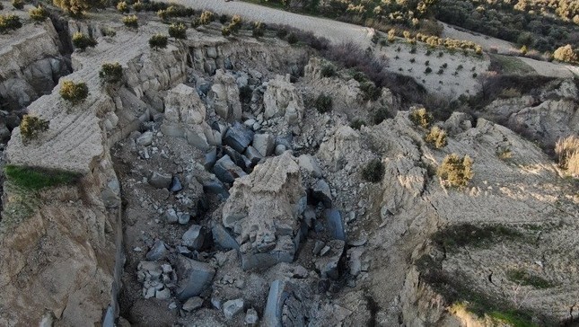 Động đất Thổ Nhĩ Kỳ: Hãi hùng vết nứt dài 300m, sâu 40m xuất hiện giữa vườn ô liu - Ảnh 2.