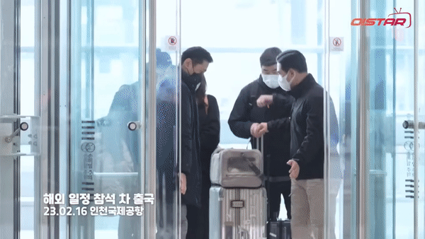 Song Joong Ki và vợ người Anh không rời nhau nửa bước tại sân bay: Cử chỉ dành cho bà xã gây sốt - Ảnh 3.