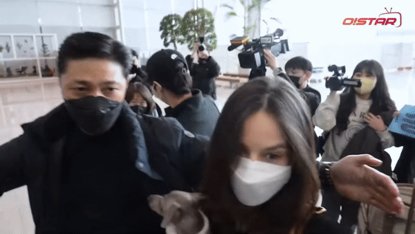 Song Joong Ki và vợ người Anh không rời nhau nửa bước tại sân bay: Cử chỉ dành cho bà xã gây sốt - Ảnh 4.