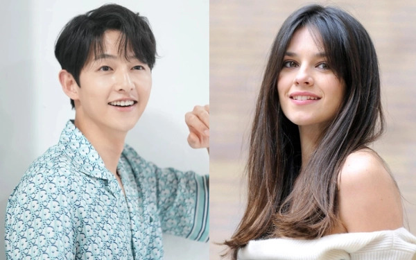 Song Joong Ki và vợ người Anh không rời nhau nửa bước tại sân bay: Cử chỉ dành cho bà xã gây sốt - Ảnh 8.