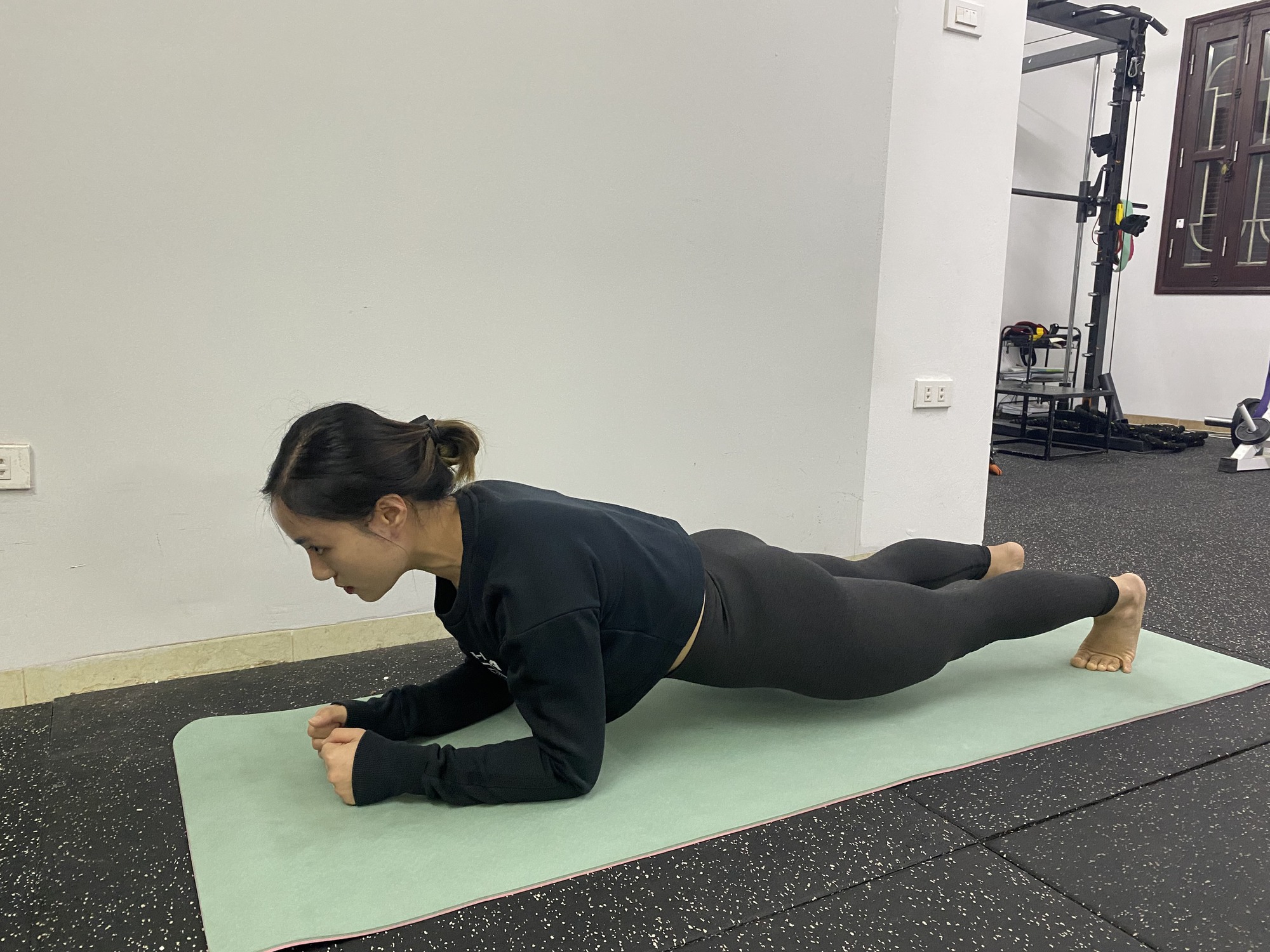 Huấn luyện viên hướng dẫn cách tập plank chuẩn giống Shim Euddeum, nhìn tưởng dễ hóa ra nhiều người lại tập sai - Ảnh 4.