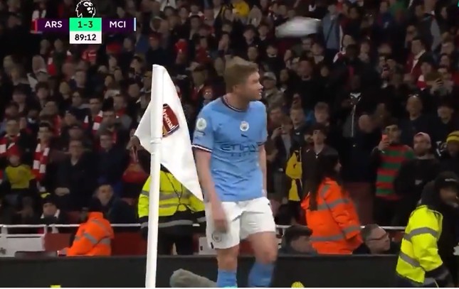 Vô lễ với Arteta, De Bruyne bị fan Arsenal ném chai nước vào đầu - Ảnh 2.