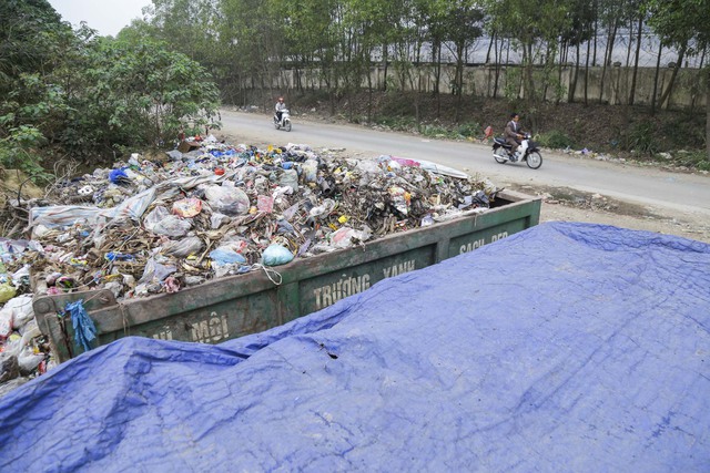 Hà Nội: Người dân dựng lán, chặn xe vào bãi rác Xuân Sơn khiến hàng nghìn tấn rác ùn ứ - Ảnh 13.