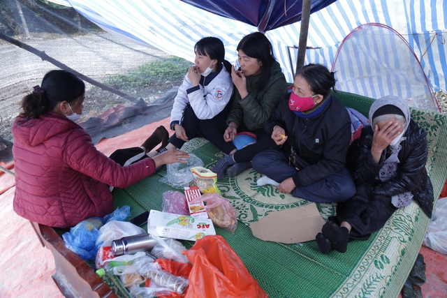 Hà Nội: Người dân dựng lán, chặn xe vào bãi rác Xuân Sơn khiến hàng nghìn tấn rác ùn ứ - Ảnh 3.