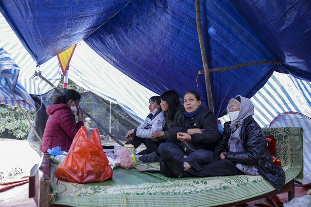 Hà Nội: Người dân dựng lán, chặn xe vào bãi rác Xuân Sơn khiến hàng nghìn tấn rác ùn ứ - Ảnh 2.