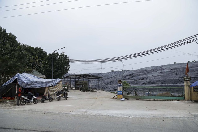 Hà Nội: Người dân dựng lán, chặn xe vào bãi rác Xuân Sơn khiến hàng nghìn tấn rác ùn ứ - Ảnh 1.