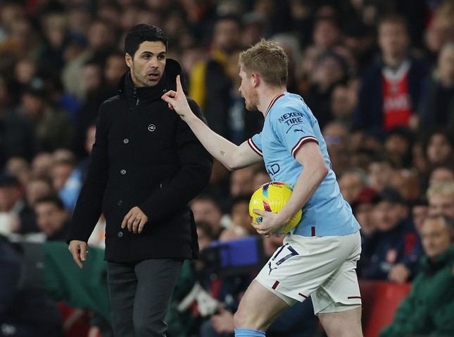 Vô lễ với Arteta, De Bruyne bị fan Arsenal ném chai nước vào đầu - Ảnh 1.