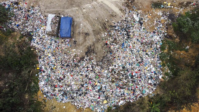 Hà Nội: Người dân dựng lán, chặn xe vào bãi rác Xuân Sơn khiến hàng nghìn tấn rác ùn ứ - Ảnh 11.