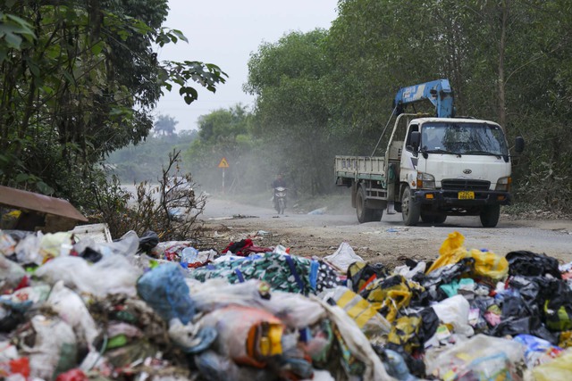 Hà Nội: Người dân dựng lán, chặn xe vào bãi rác Xuân Sơn khiến hàng nghìn tấn rác ùn ứ - Ảnh 10.