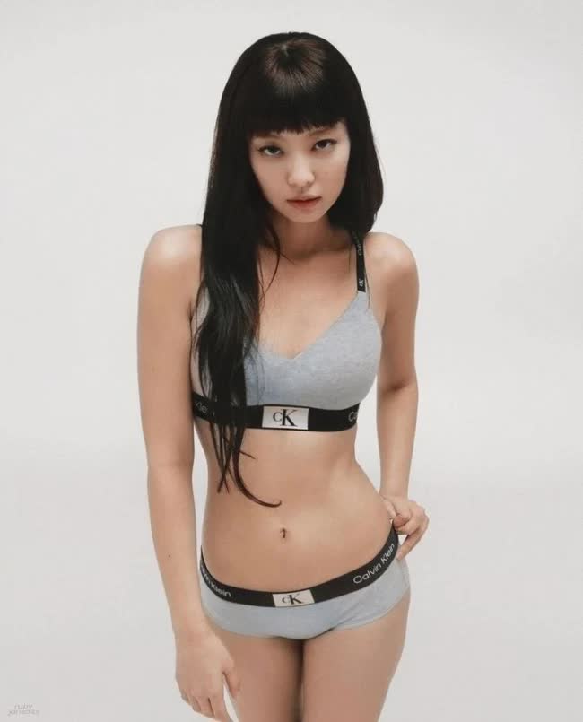Jennie khoe tóc mới xinh điên đảo trong bộ ảnh quảng cáo, Minji (NewJeans) bỗng bị netizen réo tên - Ảnh 1.
