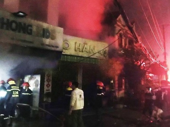 Giải cứu 4 người mắc kẹt trong đ&aacute;m ch&aacute;y l&uacute;c rạng s&aacute;ng ở H&agrave; Tĩnh - Ảnh 1.