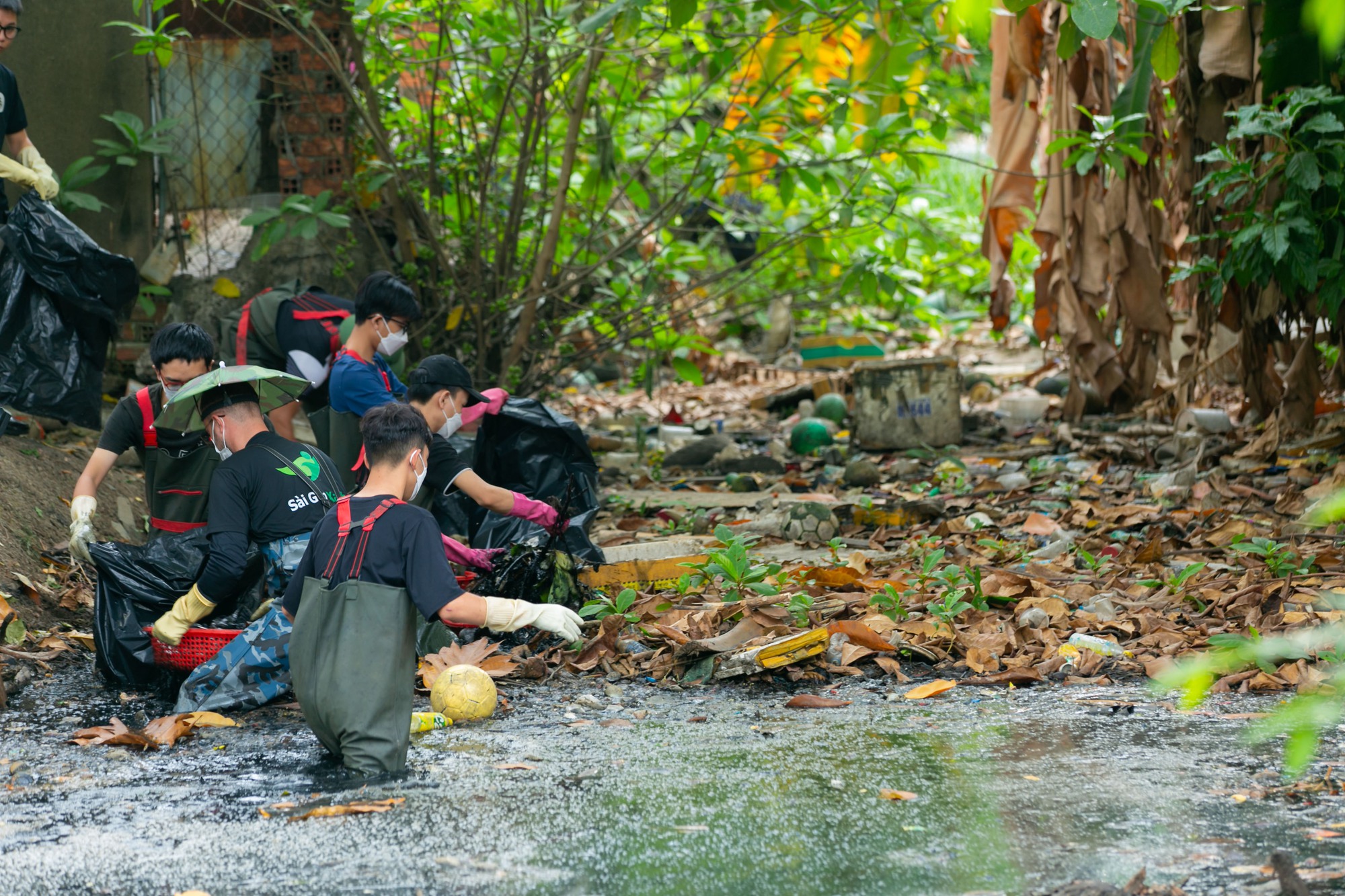 Nhóm bạn trẻ tự nhận 