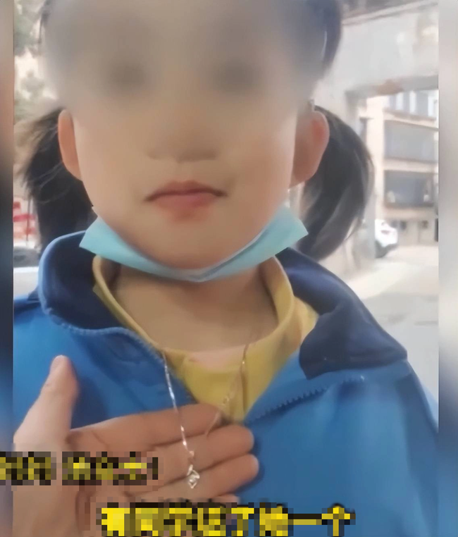 Báo con 8 tuổi lấy trộm sợi dây chuyền giá 70 triệu của bố mẹ đi tặng bạn gái, phụ huynh ứng xử cao tay khiến netizen thán phục - Ảnh 1.
