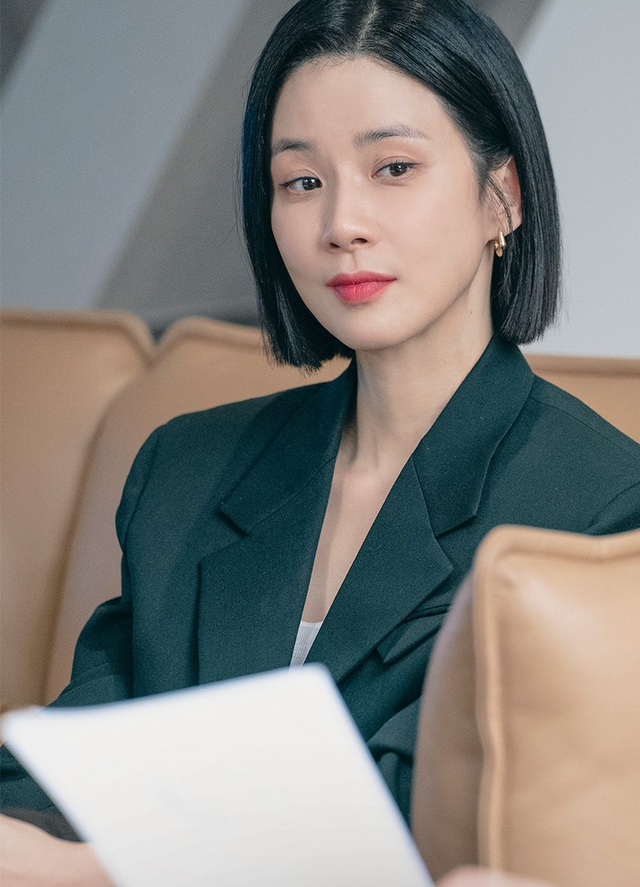 Chị đại Lee Bo Young ăn mặc đẹp đỉnh trong phim mới, ngắm đi ngắm lại 1000 lần vẫn m&ecirc; - Ảnh 8.