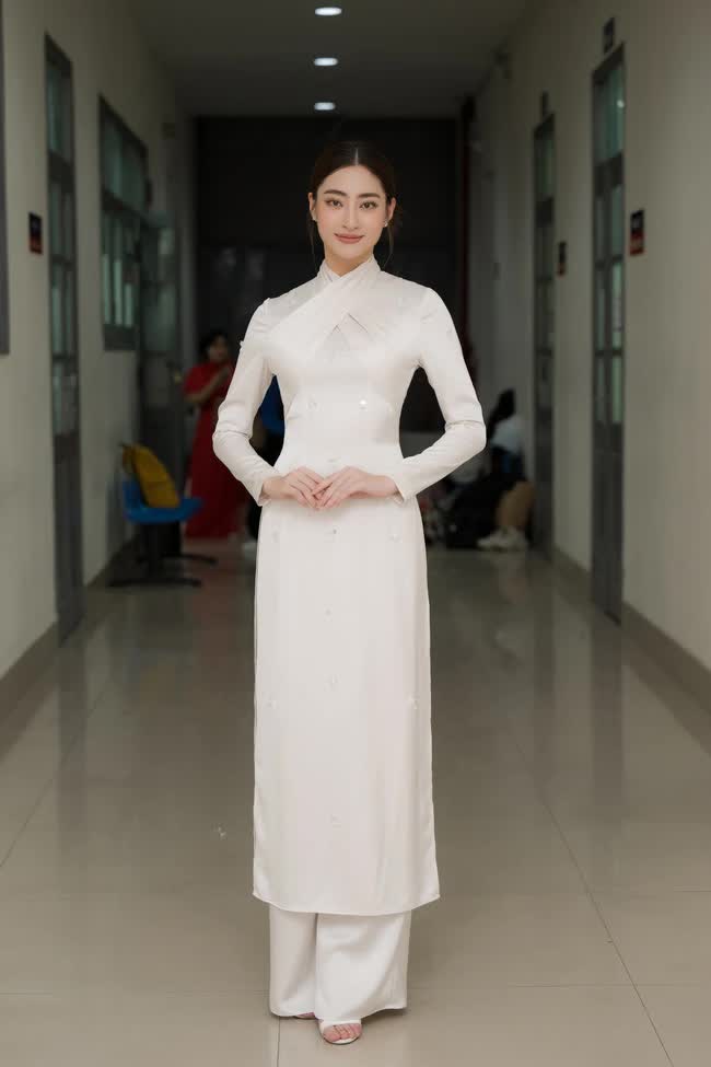 Nhan sắc của Lương Thuỳ Linh: Từng bị so s&aacute;nh l&agrave; bản sao Đỗ Mỹ Linh, nay thay đổi bất ngờ - Ảnh 13.