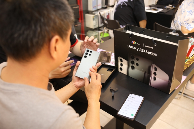 Những chiếc Galaxy S23 đầu tiên chính thức đến tay người dùng Việt - Ảnh 3.