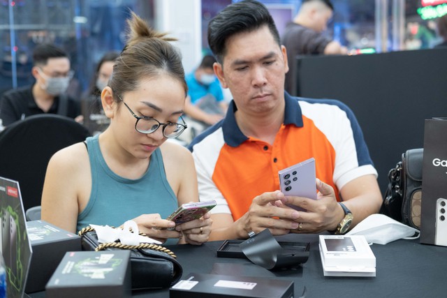 Những chiếc Galaxy S23 đầu tiên chính thức đến tay người dùng Việt - Ảnh 2.