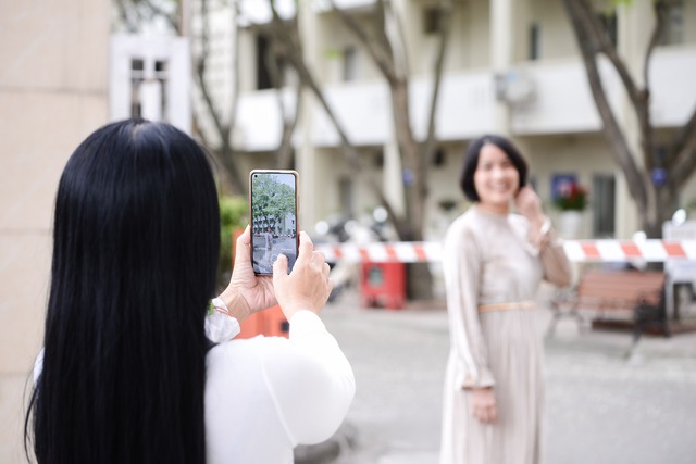 Ngắm hàng hoa sưa nở sớm nhất ở Hà Nội, phủ trắng một góc phố - Ảnh 4.