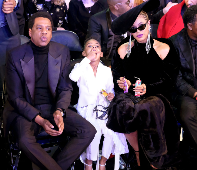 Sướng như con của sao hạng A: Rihanna thuê hẳn stylist cho... quý tử 9 tháng tuổi, ái nữ nhà Kylie Jenner sở hữu dòng mỹ phẩm khi còn bé tí - Ảnh 8.