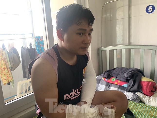 Shipper bị vợ chồng kh&aacute;ch h&agrave;ng đ&aacute;nh g&atilde;y hai tay: Người th&acirc;n v&agrave; h&agrave;ng x&oacute;m n&oacute;i g&igrave;? - Ảnh 4.