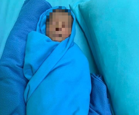 B&eacute; trai sơ sinh bị bỏ rơi ph&iacute;a sau một trường học ở B&igrave;nh Dương - Ảnh 1.