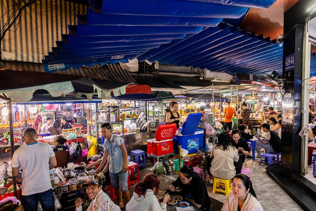 Không chỉ ở Hà Nội, TP.HCM cũng có các hàng quán cộng sinh: Muôn kiểu kết hợp buôn bán thú vị nhưng cũng hơi bất tiện cho khách - Ảnh 1.