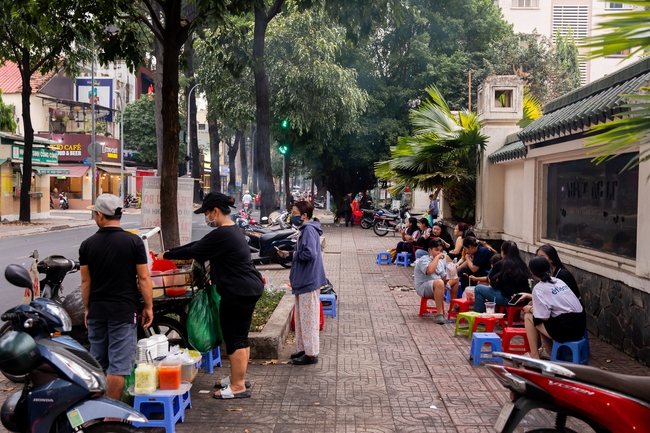 Không chỉ ở Hà Nội, TP.HCM cũng có các hàng quán cộng sinh: Muôn kiểu kết hợp buôn bán thú vị nhưng cũng hơi bất tiện cho khách - Ảnh 9.