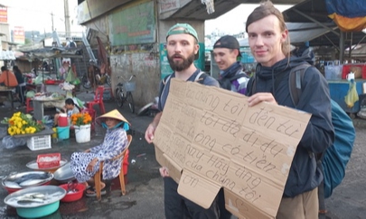 Truy t&igrave;m 3 du kh&aacute;ch ngoại quốc xin tiền ở Ph&uacute; Quốc - Ảnh 1.