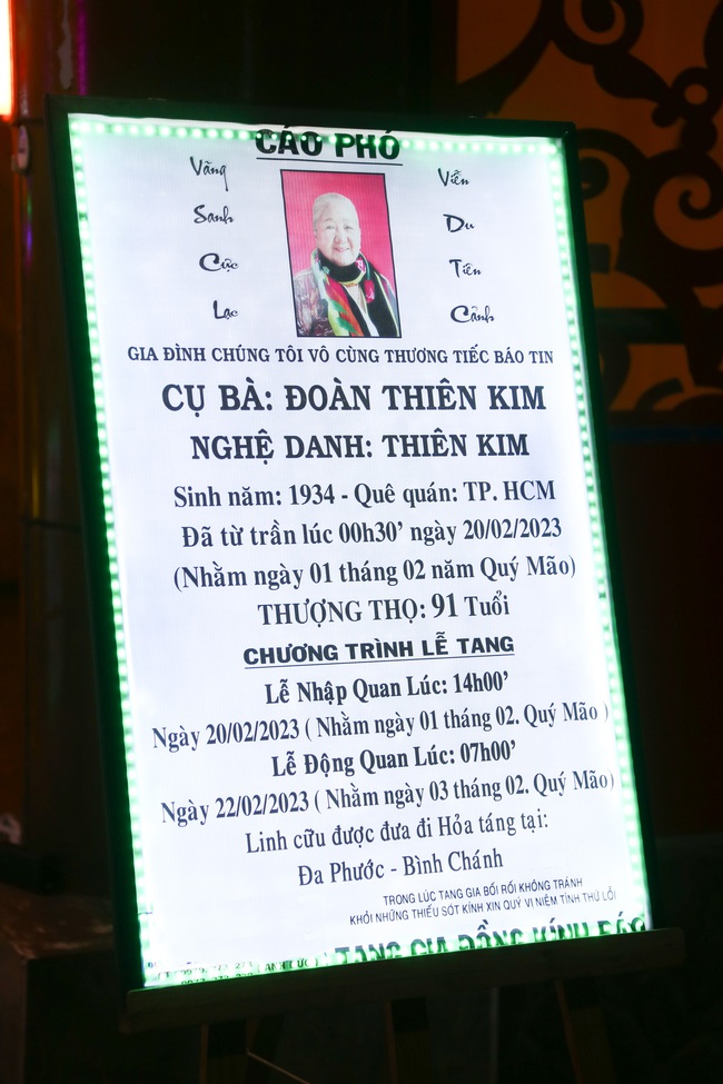 Các con túc trực ở tang lễ, Mỹ Tâm và dàn sao Việt thương tiếc cố NS Thiên Kim - Ảnh 14.