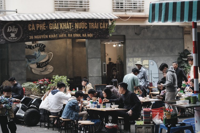 C&aacute;c chủ qu&aacute;n ở H&agrave; Nội l&ecirc;n tiếng về việc kết hợp bu&ocirc;n b&aacute;n: K&igrave;m h&atilde;m hay c&ugrave;ng sẻ chia để tồn tại? - Ảnh 2.