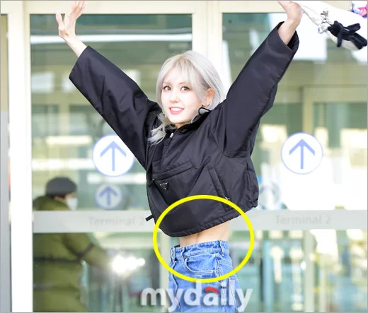 Không tin nổi vòng eo nhỏ xíu của “nữ thần lai hot nhất Kpop” Jeon Somi: Nhìn mà tưởng photoshop quá đà - Ảnh 4.